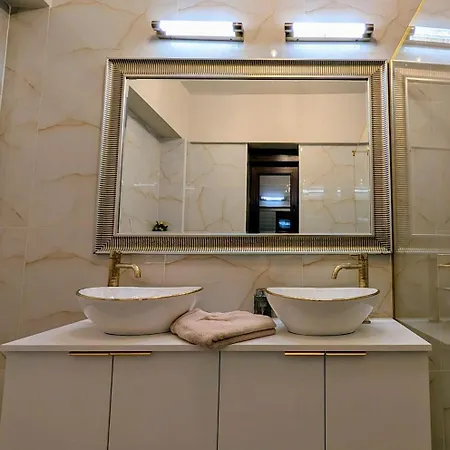 Universitate - 2 Baths - 2 Mins To Old Town *